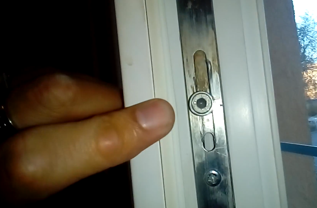 Регулировка прижима зама/лето не помогло. Регулировка петель тоже не дало результата.