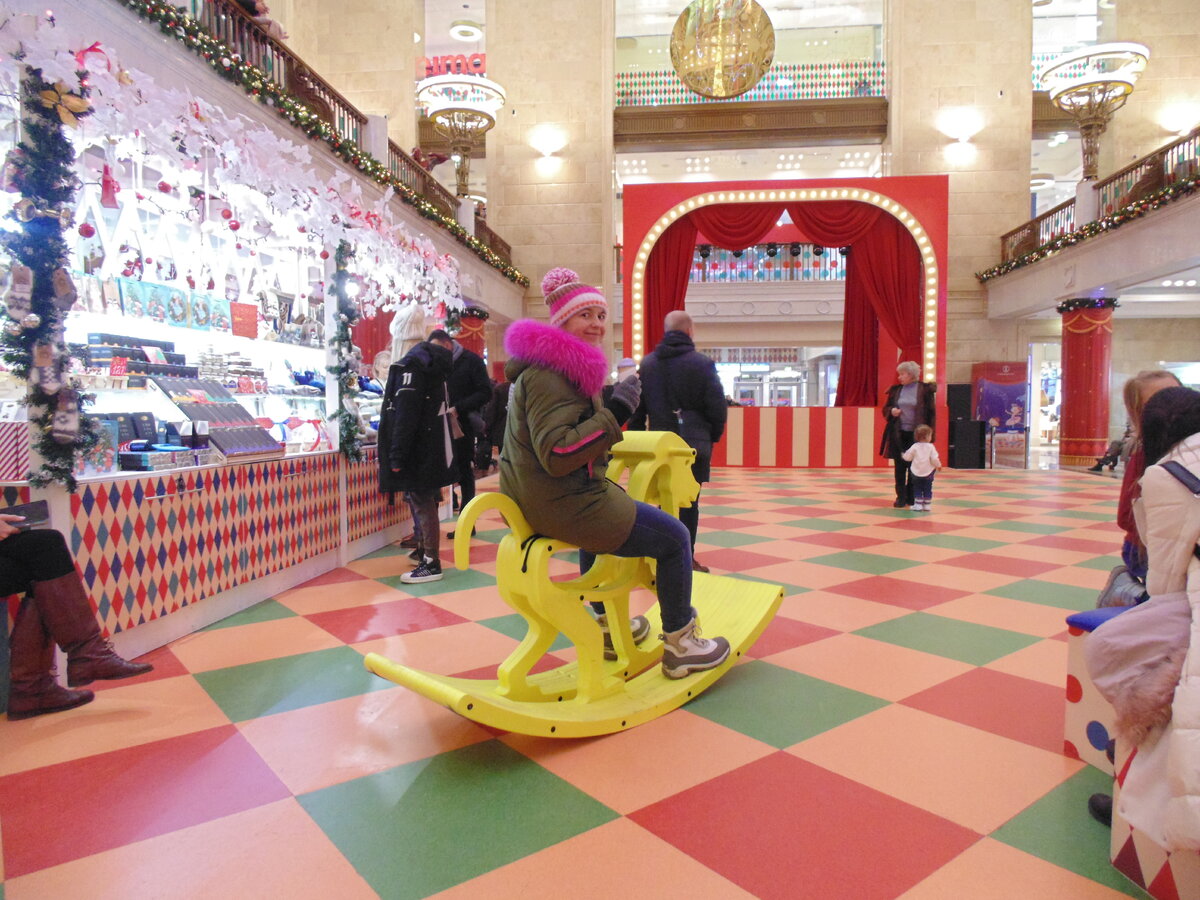 Я радостная качаюсь на лошадке