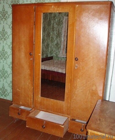 "Убитый" шифоньер в "убитой"  комнатушке.                                                                                   
 Фото с сайта 1001material.ru