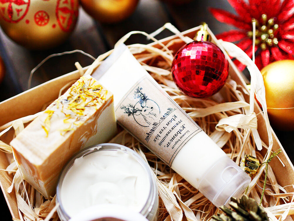 ненужные подарки. можно ли дарить шампунь на новый год. новогодний набор гель для душа. можно ли дарить шампунь на новый год. подарок шампуни на новый год.