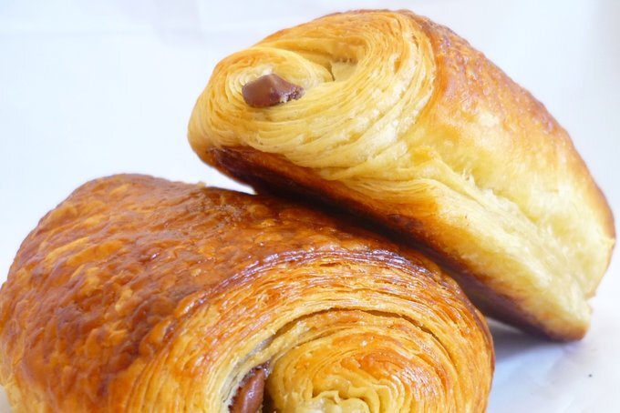 хочу поделиться приготовлением вкусных рулетов с начинкой из молочного шоколада от шоколадного яйца. Делаем слоёное тесто ( если хотите что бы я описала рецепт приготовления слоёного теста, оставляйте отзывы - опишу ), раскатываем не очень тонко, измельчаем шоколад, покрываем раскатанное тесто, закручиваем в трубочку, нарезаем и ставим в разогретую духовку до 180 градусов - запекаем 15 - 20 минут.