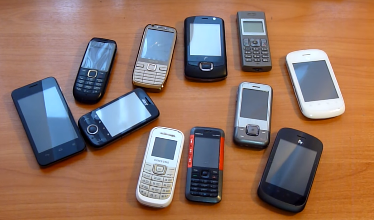 Можно ли сдать старый телефон. Старые смартфоны. Нерабочий телефон. Скупка старых мобильных телефонов. Бэушный телефон.