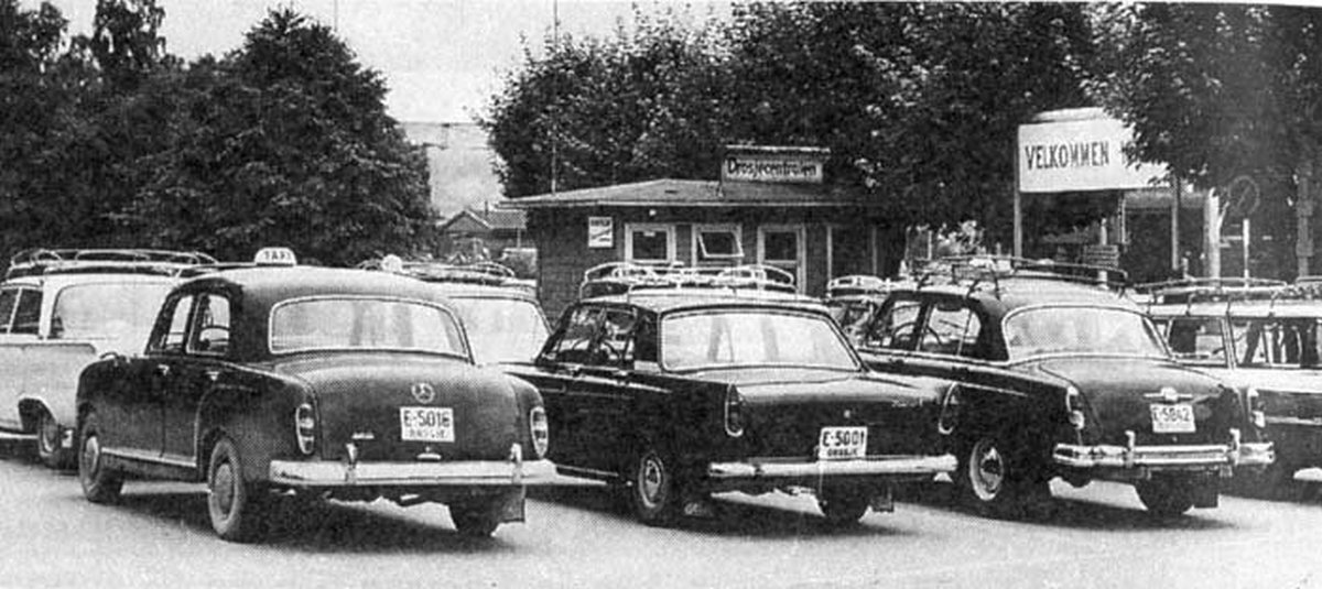 1963 год. Стоянка автомобилей такси в Осло. Mercedes Benz 180/190, Ford Zephyr  и Volga M21.