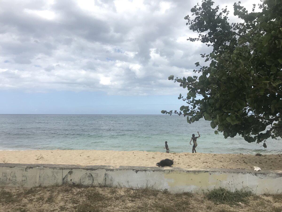 Мальчишки в Негриле кидались песком друг в друга и в укуренного старшего брата, лежащего на берегу (это тёмное пятно на песке – человек в одежде)