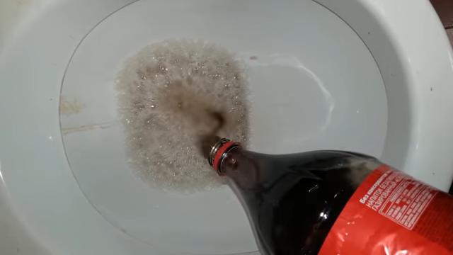 чистка унитаза колой