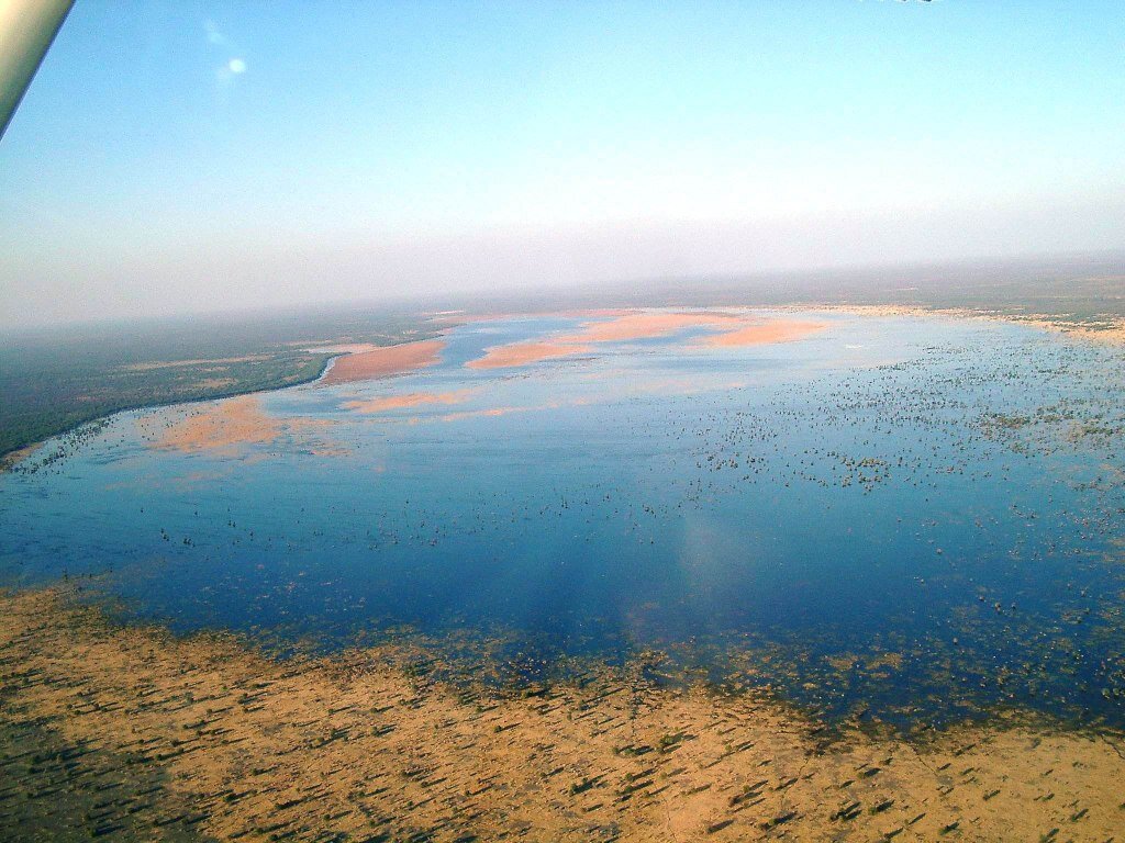 Озеро ливингстона африка. Озеро нгами Калахари. Озеро Ливингстон. Озеро нгами в Африке. Озеро Дилоло Ливингстон.