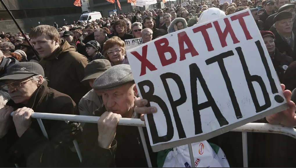  Организовать банк на деньги вкладчиков то есть в вести банковскую систему в пфр и сделать этот банк именно государственным причем позиционировать  расчеты и вклады только в рублях и дать возможность людям пользоваться услугами банка. 5) Убрать все серые зарплаты -в вести закон об  обязательной окладной части зарплаты чтоб была не меньше прожиточного минимума ,а не как щас практикуется оф зарплата оклад 5 000 рублей остальное премии и надбавки (которых в реальности может просто и не быть)И следить за строгим исполнением этого закона .Так же облагать огромными штрафами тех работодателей кто его не не соблюдает (Что привело бы к неукоснительному исполнению этого закона.6) Как вы уже поняли это отмена повышения пенсионного возраста а, со временем наоборот рассмотрение об его понижении до 50 лет я думаю это было б бы вполне возможно примерно лет через 30 после этих реформ.