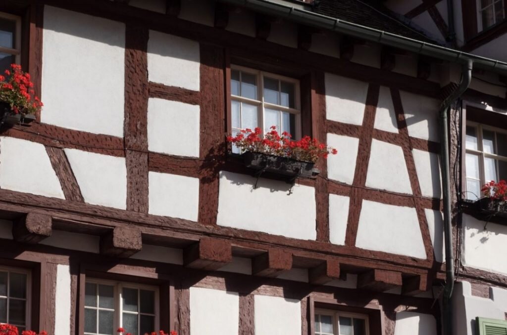 "Решётка" фахверкового каркаса на фасаде традиционного баварского шале