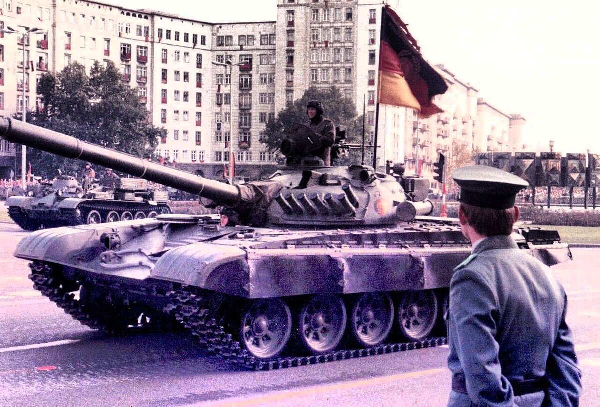 Днр танк т-72. Танк гжель в парке патриот. Т 34 85 во вьетнаме. Танковая колонна колхозник забайкалья. Т-64 обр 1972.