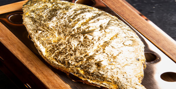 Морской окунь под 23-каратным золотом в ресторане Дубая