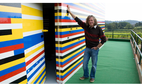 Американец Джеймс Мэй на балконе дома из конструктора