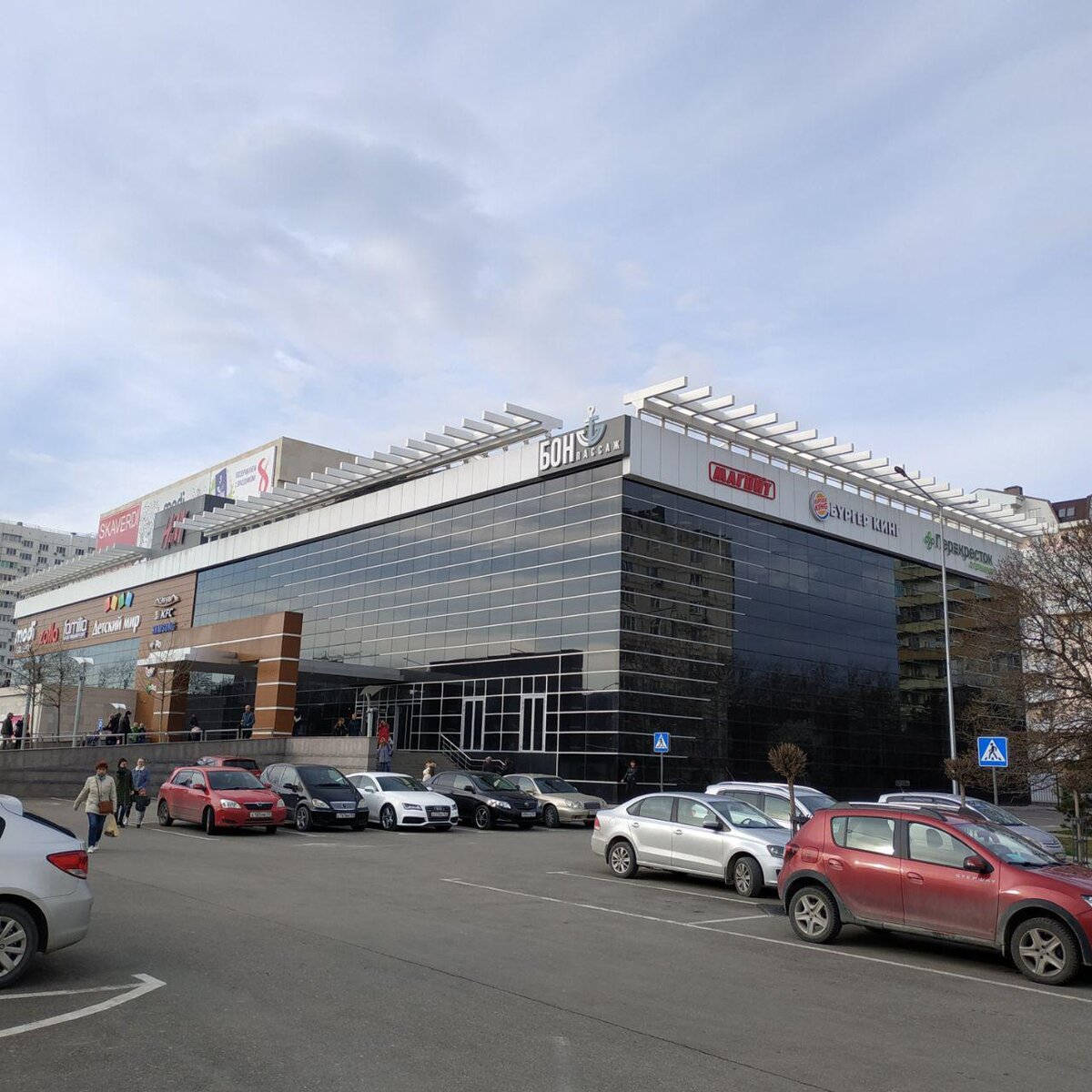 Бон пассаж новороссийск магазины. Бон пассаж новороссийск скамейки. Бон пассаж новороссийск анапское шоссе. Площадь бонпассажа новороссийск. Бон пассаж новороссийск магазины.