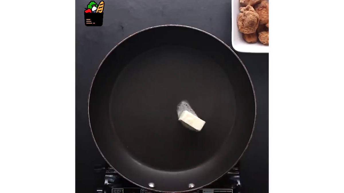 Растапливаем сливочное масло в сковороде