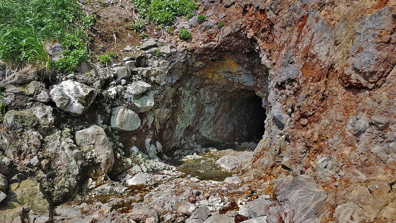 Сегодня мы расскажем про "Чёртову скалу" на побережье залива Касатка на острове Итуруп, также известную как "Чертовка" с прорубленным в ней японцами небольшим тоннелем.