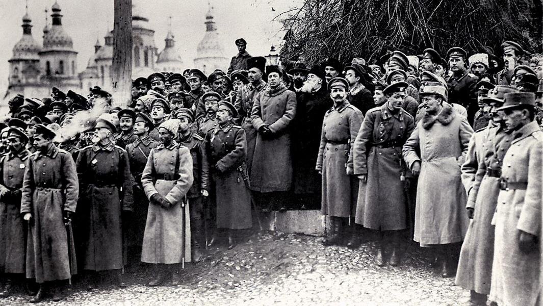 Провозглашение Третьего Универсала на Софийской площади в Киеве. В центре Симон Петлюра, Михаил Грушевский, Владимир Винниченко, 1917 год. Фото: commons.wikimedia.org