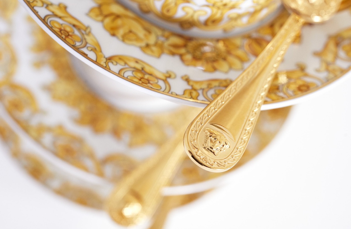 Фирменная голова медузы является узнаваемой частью бренда Versace и присутствует на всех изделиях (@Versace, Twitter)