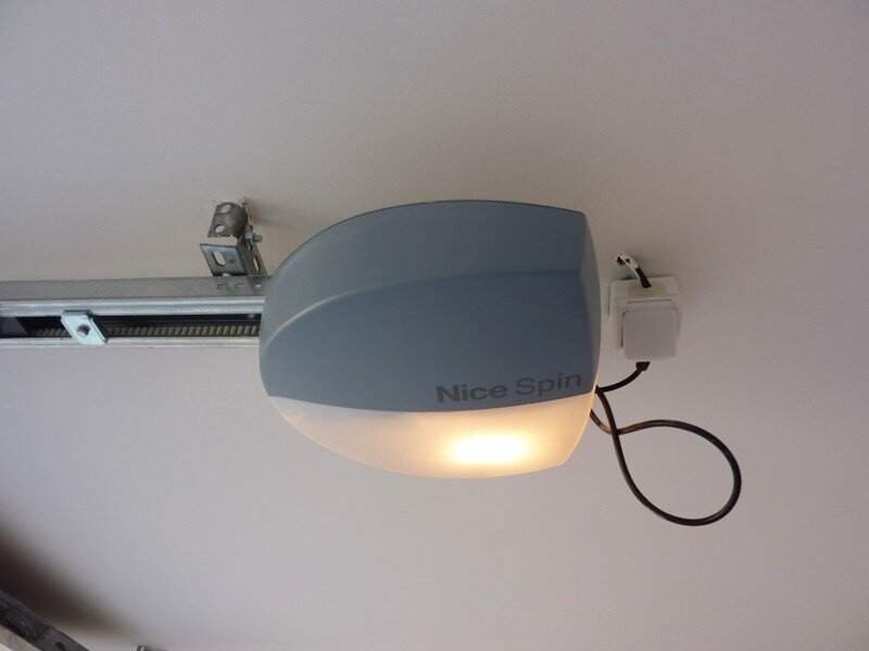 Потолочный привод для секционных ворот Nice Spin