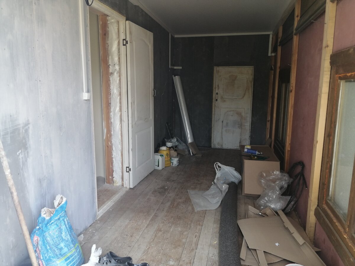 Вход, веранда. Прямо - дверь в гараж, налево в дом. Справа - старый дачный домик. Двери - времянки, на выброс, потом будет самопал, со слоем утепления 100 мм.