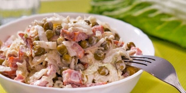 Салат с копченой колбасой