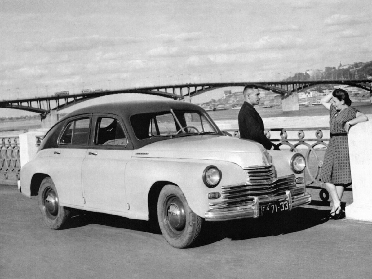 ГАЗ-М20 (1946-1948). Серийное производство "Побед" началось в 1946 году. Всего до 1 января 1948 года было выпущено около 600 машин. Эти автомобили (первой серии) внешне можно отличить по "трехэтажной" облицовке радиатора. Из-за ряда конструктивных недостатков в 1948 году производство "Побед" приостановили. Модернизированная машина (второй серии) вернулась на конвейер только в ноябре 1949 года