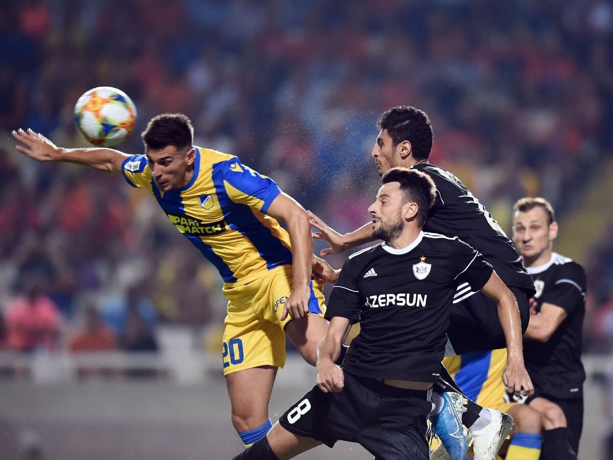 Прогноз на матч Карабах - АПОЭЛ: Безусловно, выход АПОЭЛа в ¼ финала Лиги чемпионов 2011/12 является наивысшим достижением в истории кипрского футбола. Повторения этого результата, однако, скорей всего, придётся ждать ещё долго. Даже в квалификации этого сезона чемпион Кипра, который выигрывает национальное первенство уже 7 сезонов подряд, испытывает серьёзные трудности. Если черногорскую «Сутьеску» удалось пройти достаточно легко (1:0, 3:0), то поражение в домашней игре от «Карабаха» оставляет крайне мало шансов на проход в следующий круг.Как бы кто не верил в АПОЭЛ,мой прогноз будет обратный,я беру гол АПОЭЛ за 1.5.