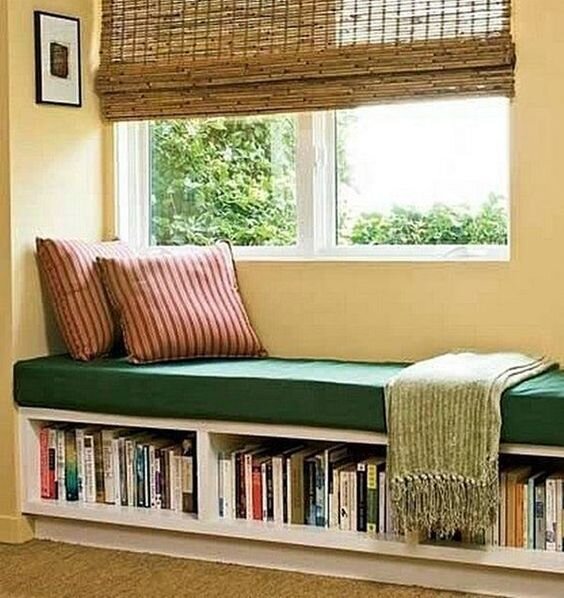 Вот такая небольшая полочка для хранения вмещает внушительное количество книг. Смотрится стильно и экономно. 