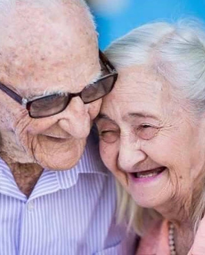 Поцелую дедушку. Бабушка и дедушка. Поцелуй бабушки и дедушки. Бабушка и дедушка любовь. Старенькие бабушки и дедушки.