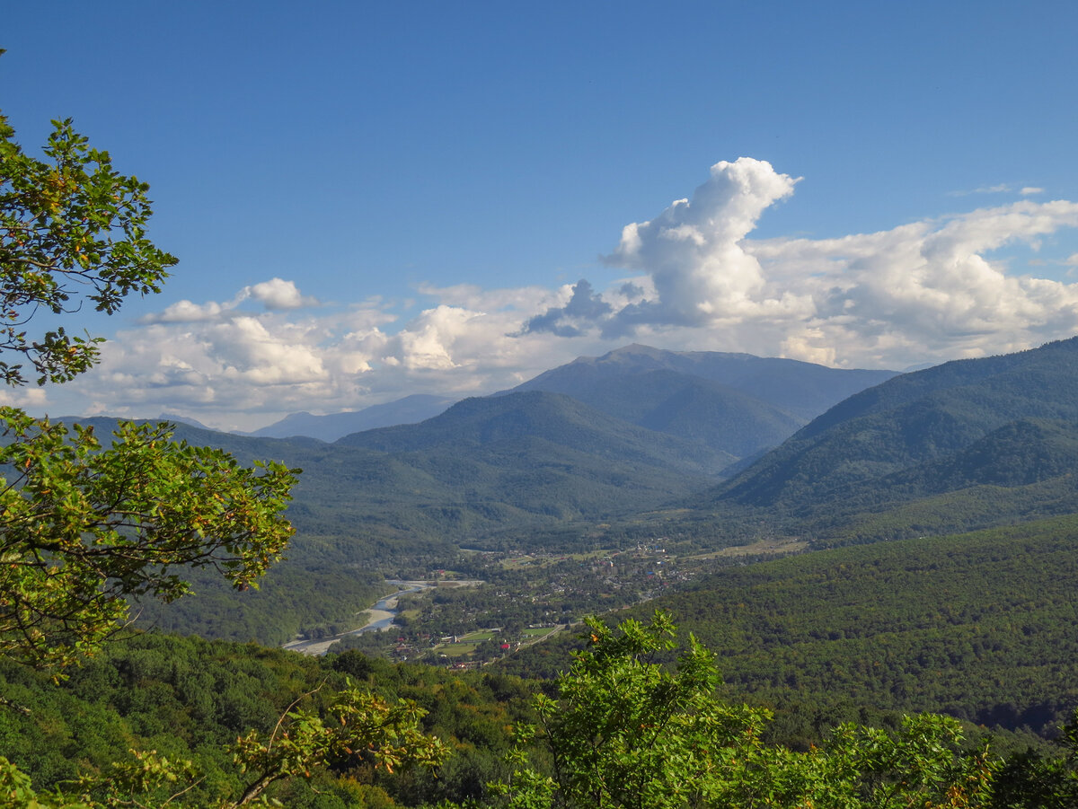 Вид с горы Монах. У подножья горы расположено живописное село Хамышки (Адыгея).