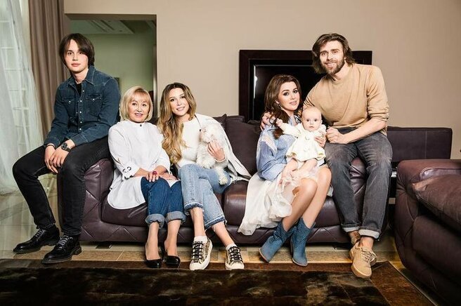 Анастасия Заворотнюк с семьей