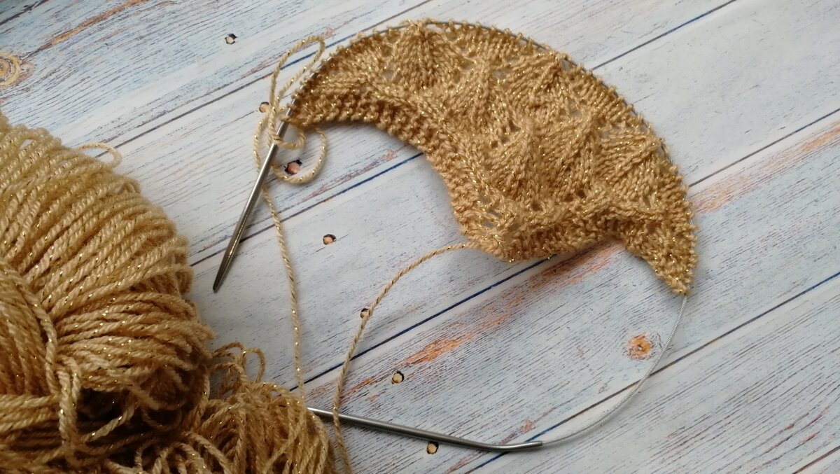 Начало ажурного платка для дочери на спицах.