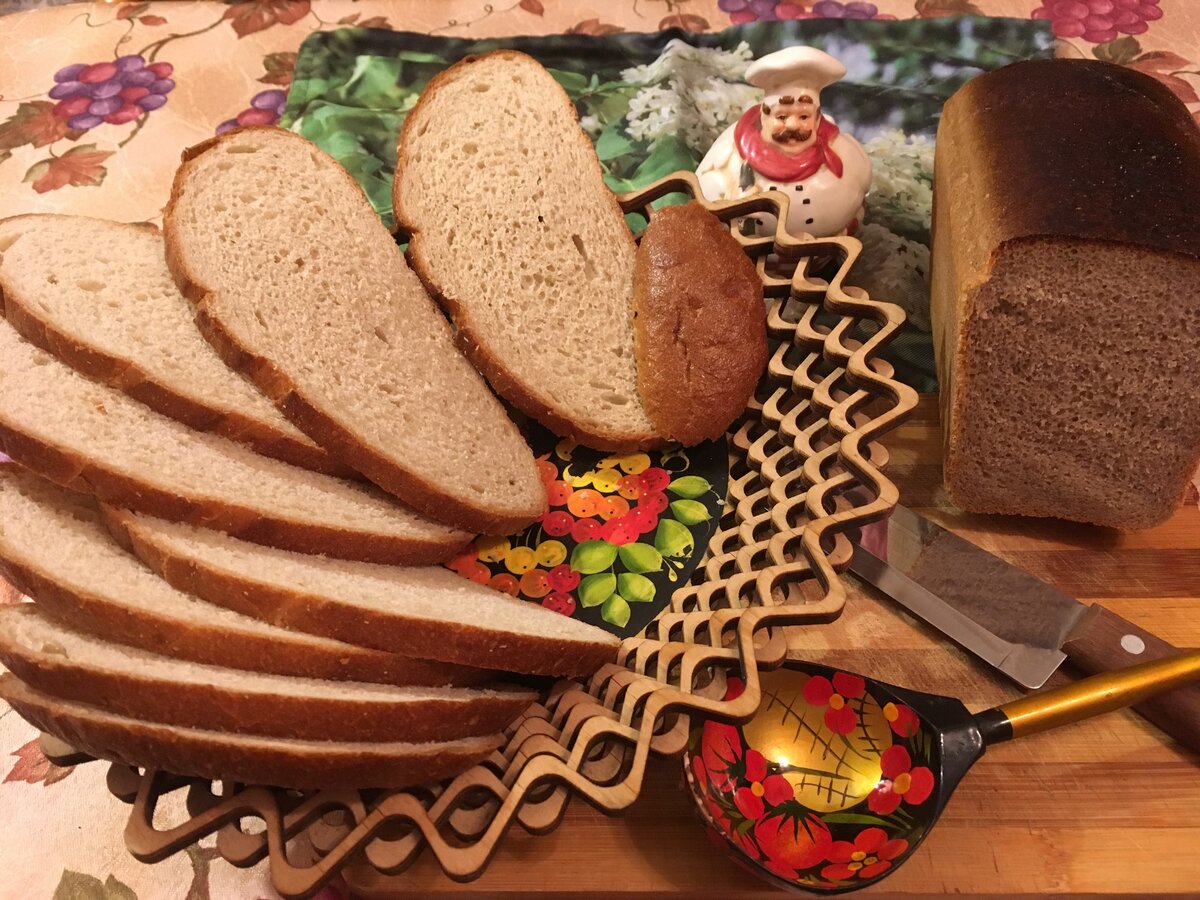 В последнее время можно купить уже порезанный хлеб...