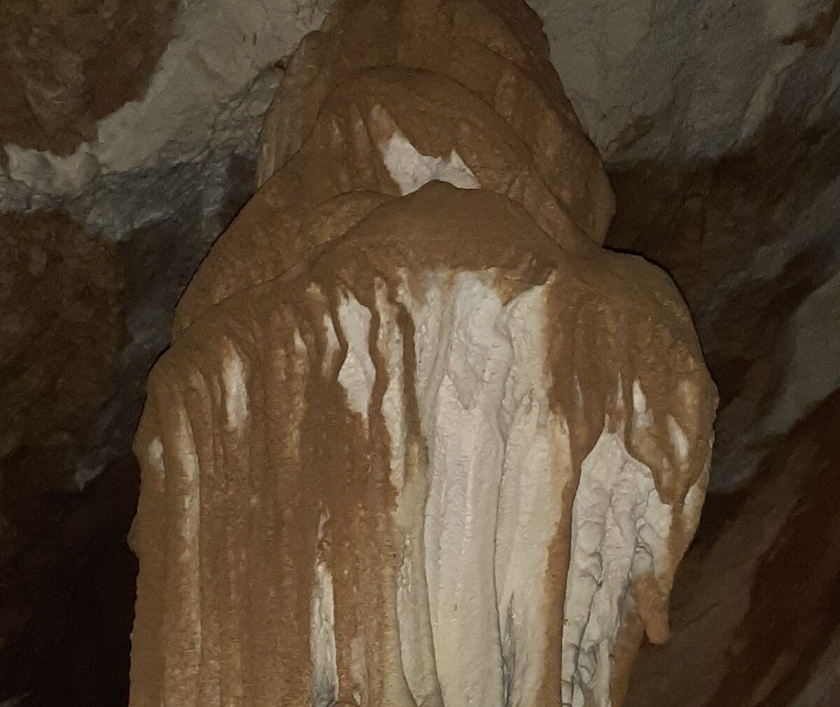 Мраморная пещера. Сталагмит