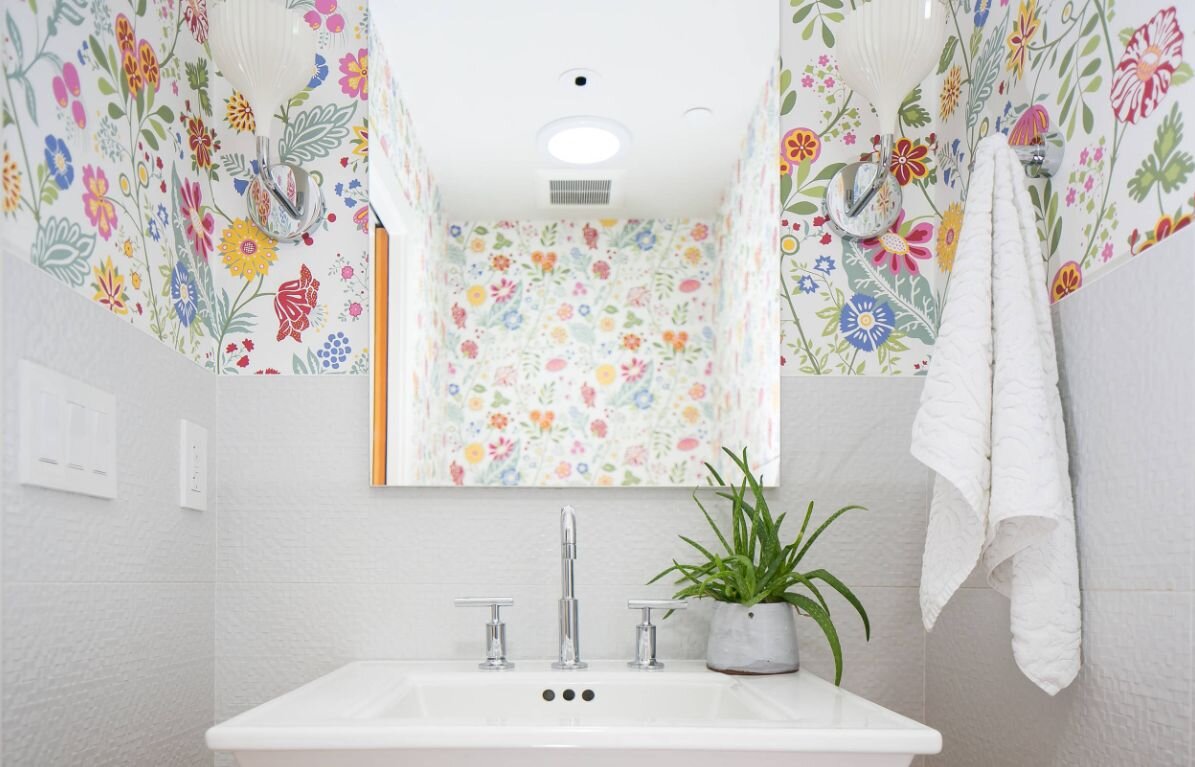 https://cdn.homedit.com/wp-content/uploads/2019/09/Flower-wallpaper-for-powder-room.jpg