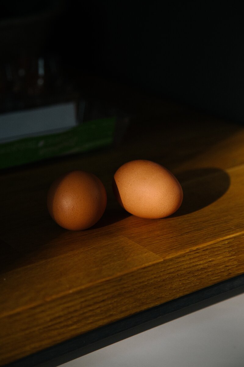 Яйцо стало черным. Коричневое яйцо. Домашнее яйцо коричневое. Белое и коричневое яйцо на столе. Коричневое яйцо на батарейках.