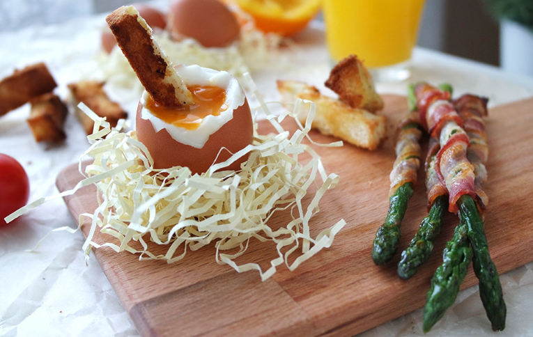 Блюдо спаржа с беконом