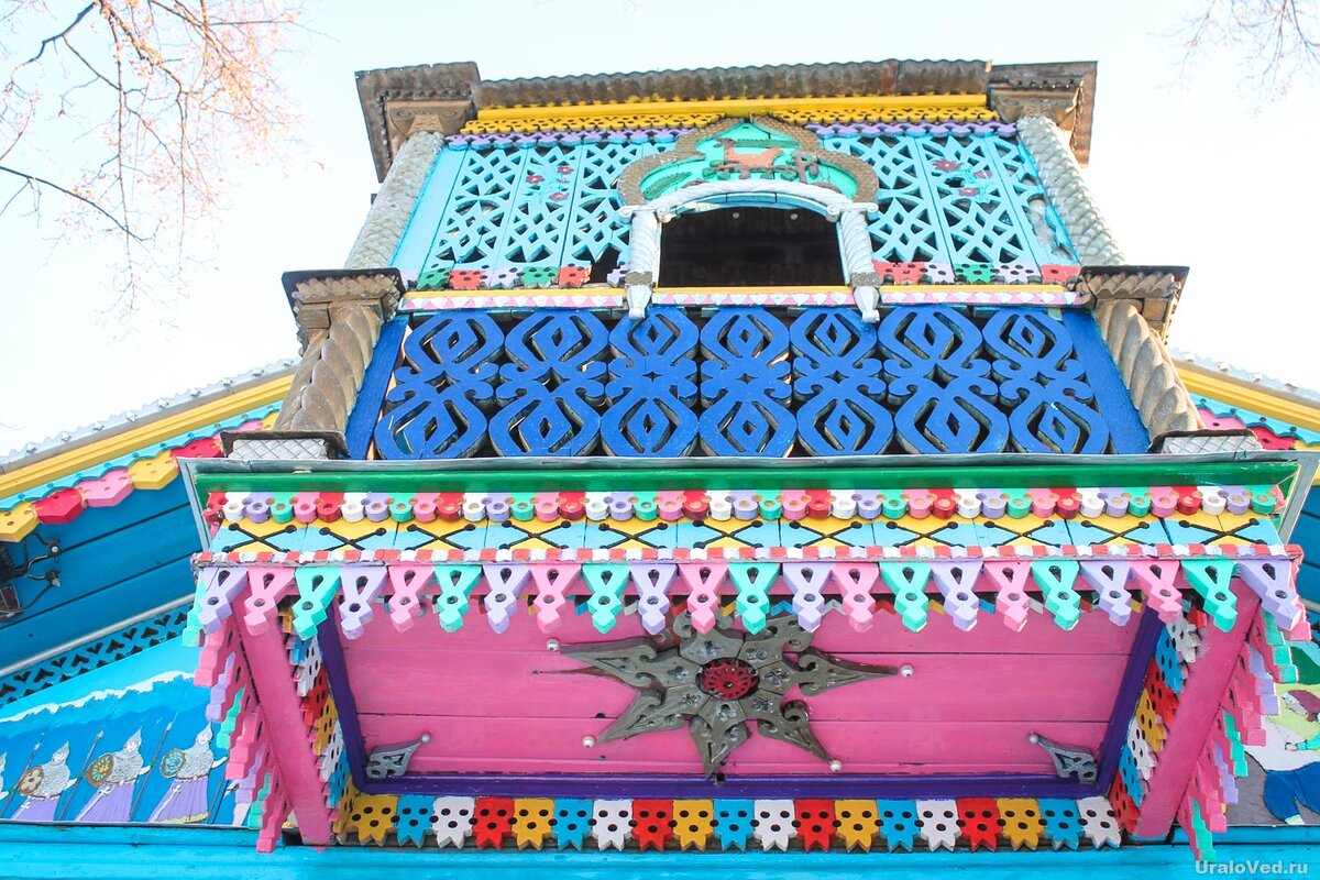 Красивый резной балкон