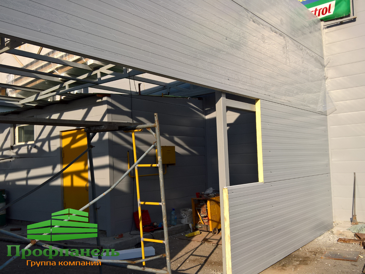 Гараж из сэндвич-панелей пристроенный к зданию. Фото с сайта Профпанель.рф