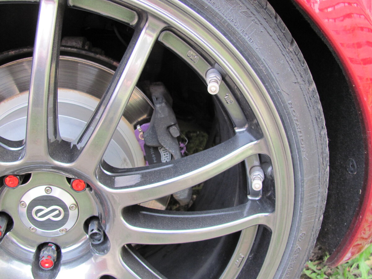 Угадайте для чего два ниппеля на шине