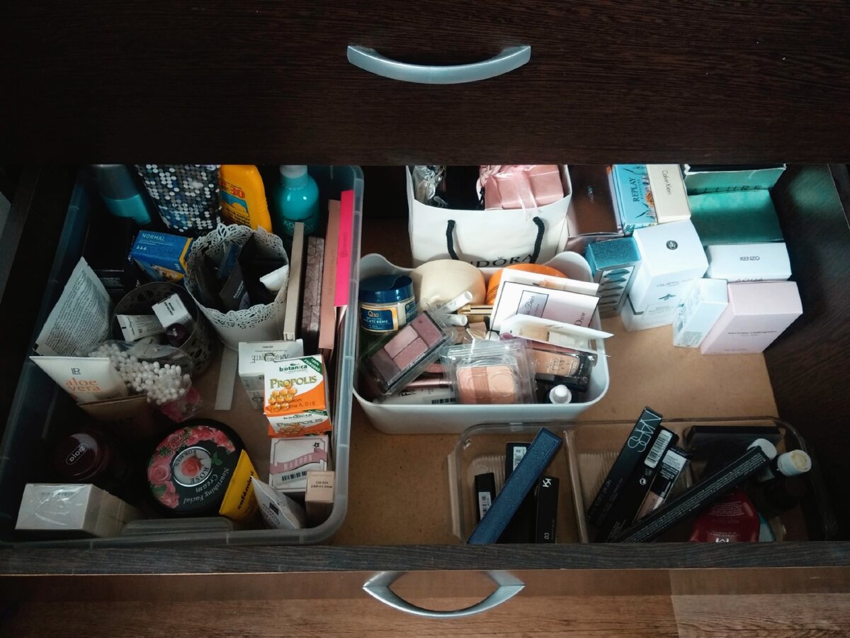 Организация косметики, в данном ящике храню новую еще не использованную косметику, сезонные палетки и парфюм, которым временно не пользуюсь, а так же пробники и расходные материалы.