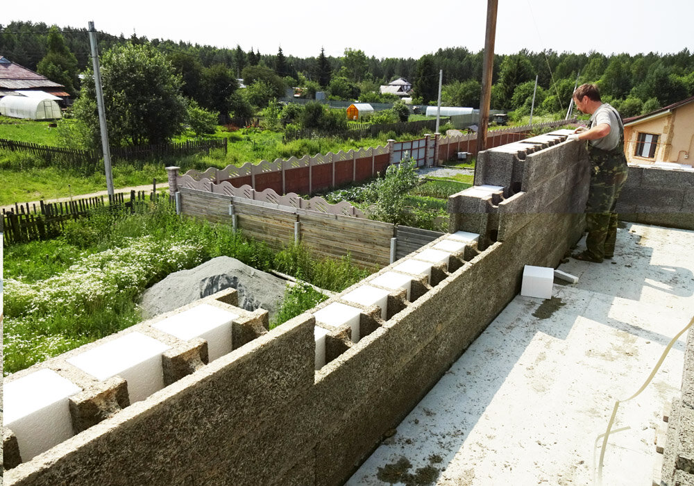 Так возводится стена из несъёмной опалубки