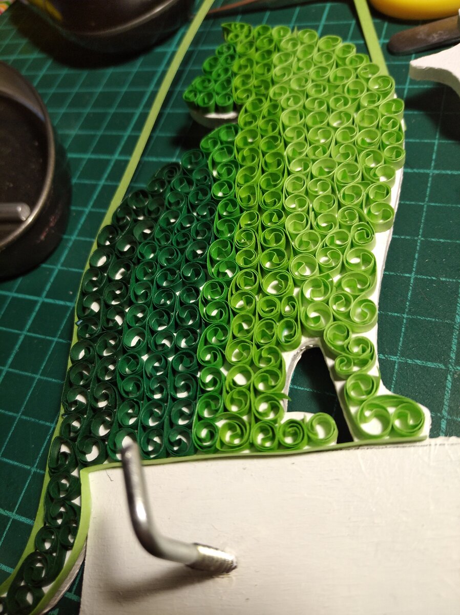 обклеиваю полоской бумаги - это будет контур