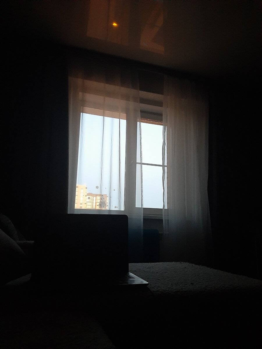 Дом напротив который теперь отражает солнце которое уже за моим домом 