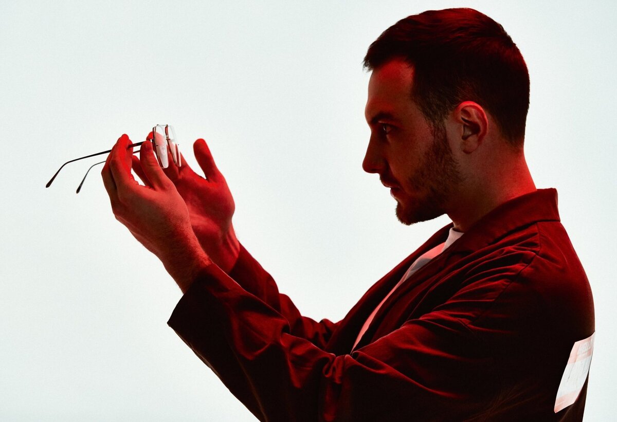 Фото Романа Локимина из фотосета, сопровождающего альбом «СЭА»