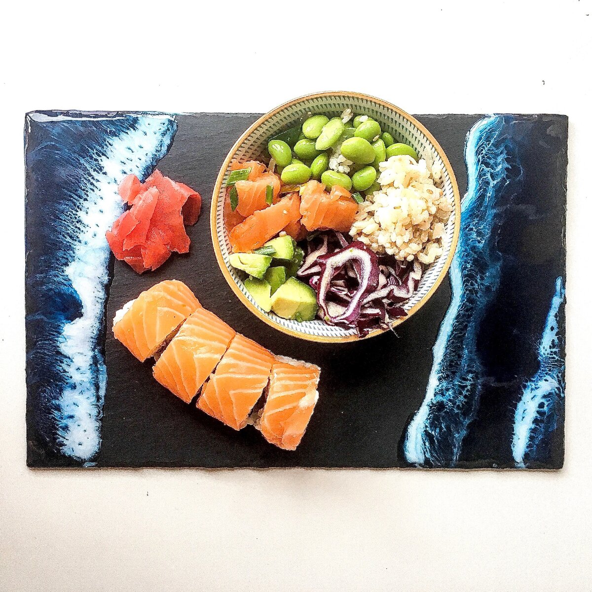 Такие доски можно использовать под сервировку, особенно хорошо под роллы подходят