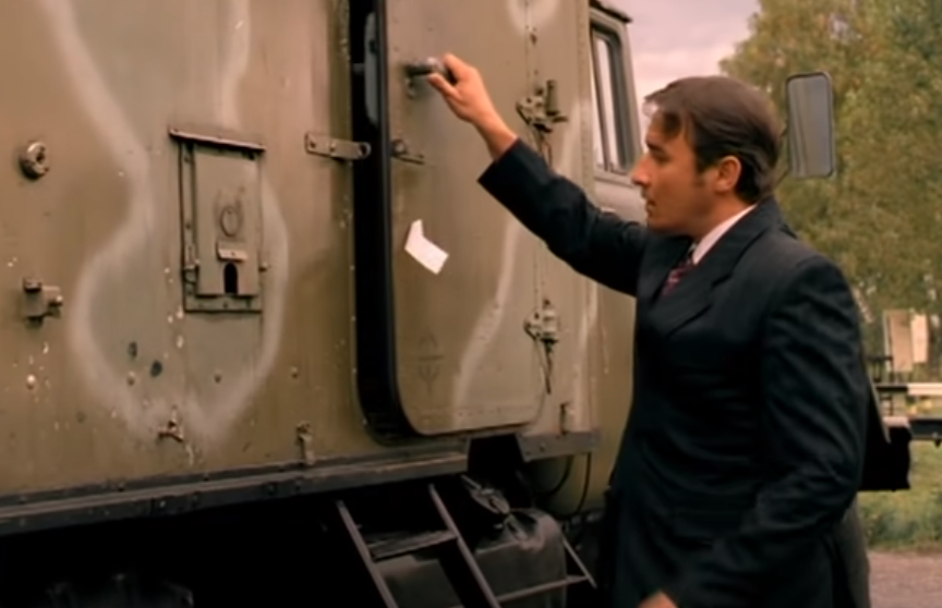 Камиль ворует блок секретной правительственной связи из спецавтомобиля. 