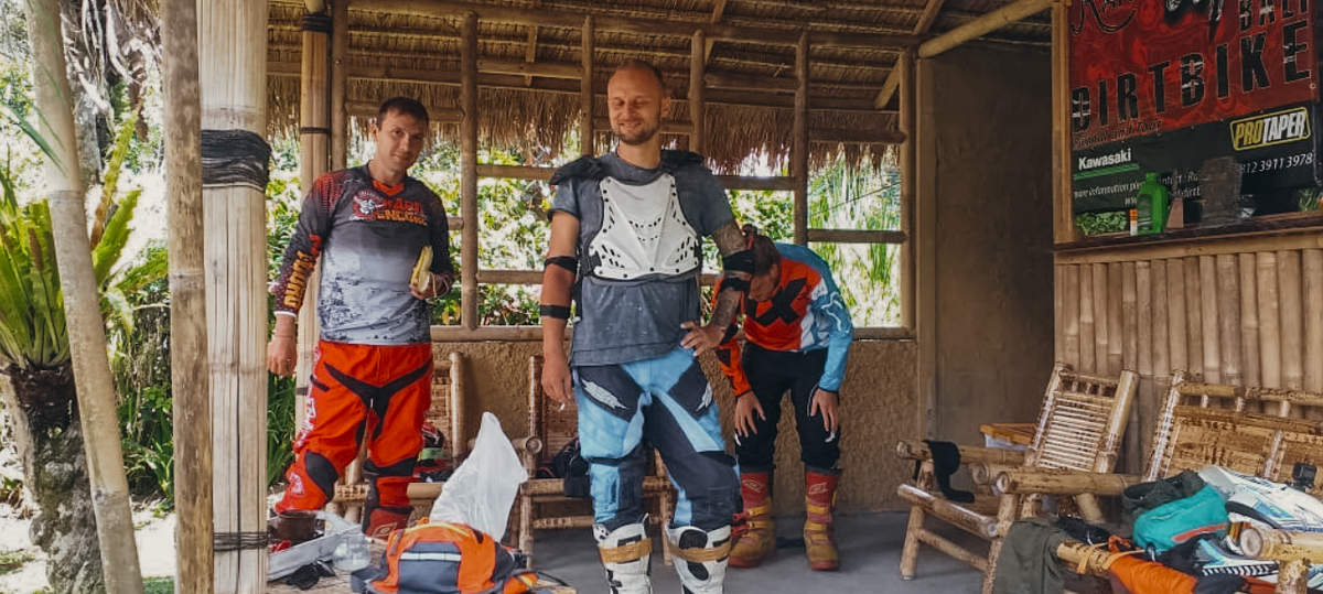 Комната для переодеваний. Амуниция включена в стоимость. Утром угощают кофе - перед стартом.