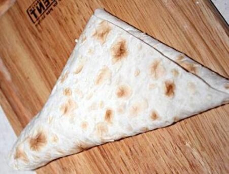 И так — лаваш потребуется армянский — это тонкий без дрожжевой лаваш, он должен быть эластичным (не пересушенным), такой лаваш можно приобрести в любом супермаркете. Существует много способов заворачивать конвертик из лаваша, например треугольником