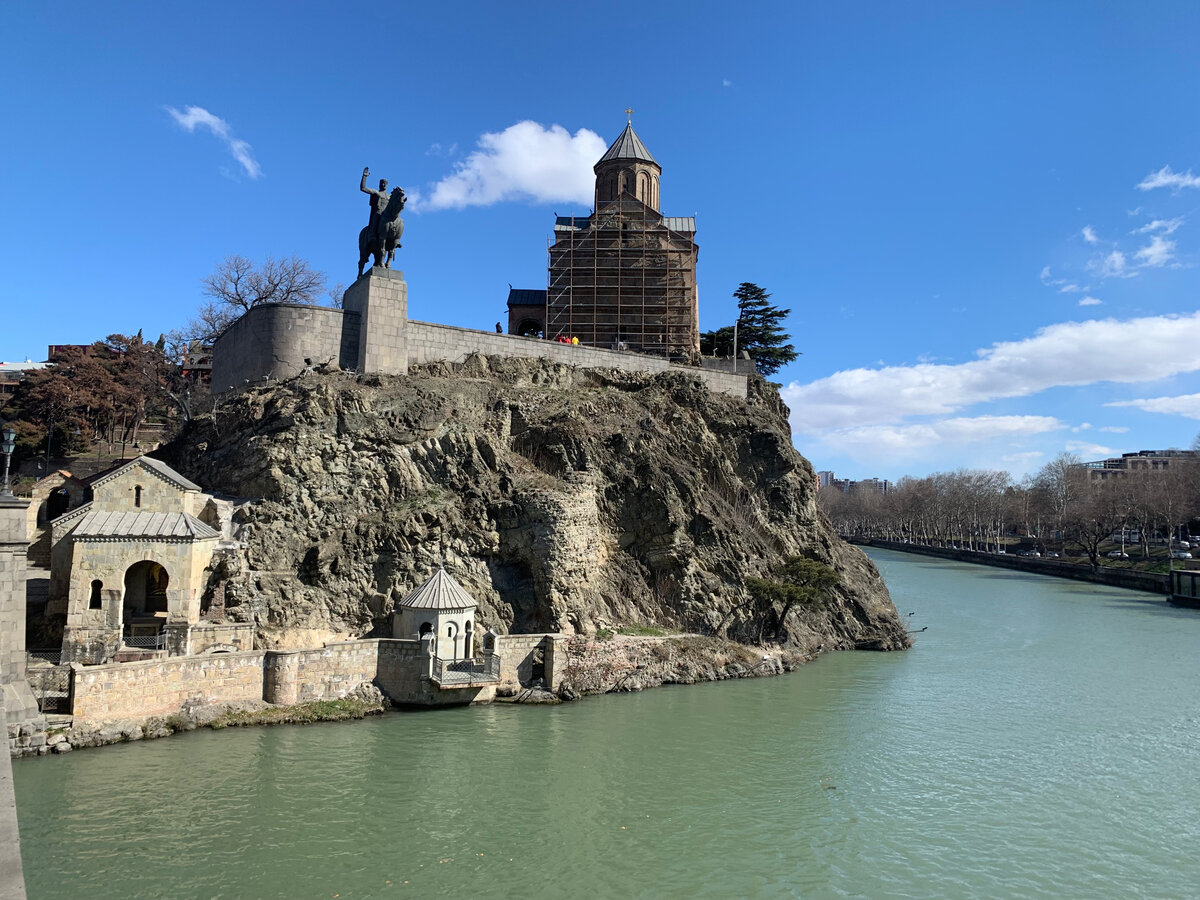 Фото автора. Статуя Вахтанга Горгасали в Тбилиси. Грузинский царь по прежнему хранит любимую страну.