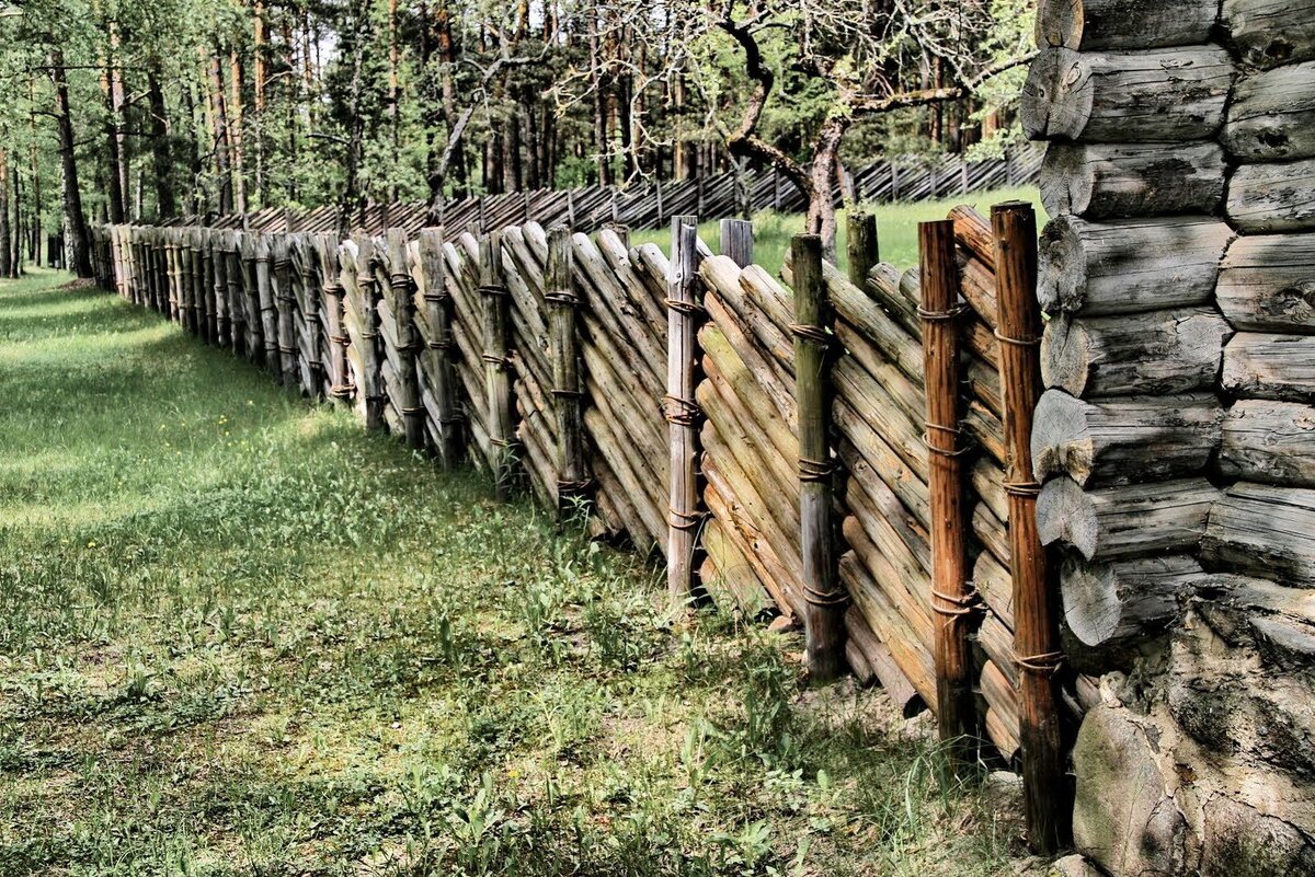Прясло забора. Забор из частокола. Забор из Гонта. Забор из бревен.