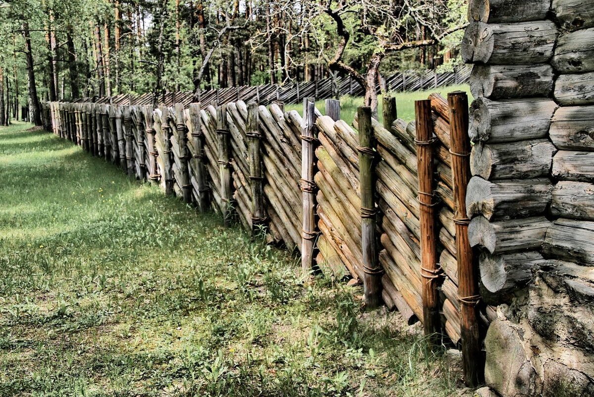 Забор своими руками. Прясло забора. Забор из частокола. Забор из Гонта. Забор из бревен.